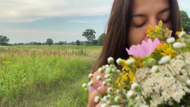 Mujer Joven Multirracial Lleva Ramo Flores Silvestres Inhalando Aroma Fragante — Vídeo de stock