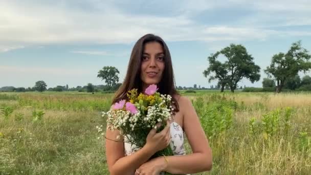 Mulher Jovem Multirracial Sorriso Alegre Detém Buquê Vibrante Flores Silvestres — Vídeo de Stock