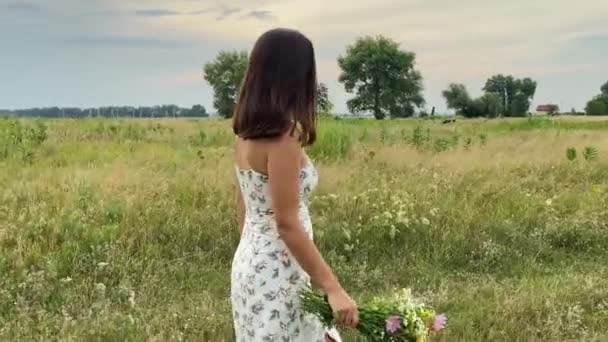 Vista Lateral Joven Mujer Adulta Sostiene Ramo Flores Silvestres Vibrantes — Vídeo de stock