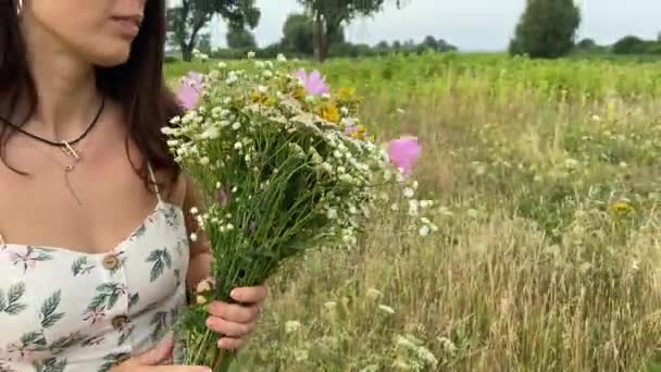 Mujer Joven Sostiene Ramo Flores Silvestres Inhala Aroma Embriagador Hierbas — Vídeo de stock