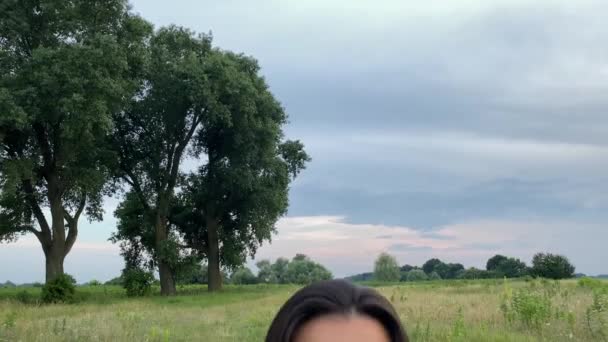 Resimli Çayırlarda Gözleri Kapalı Duran Elleri Birbirine Bastırılmış Dua Eden — Stok video