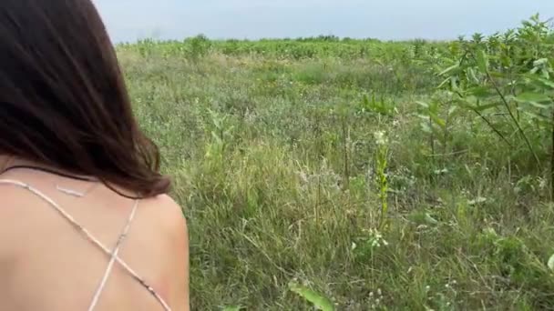 Багаторасова Молода Жінка Балується Уві Сні Заповітні Спогади Тримає Ромашку — стокове відео