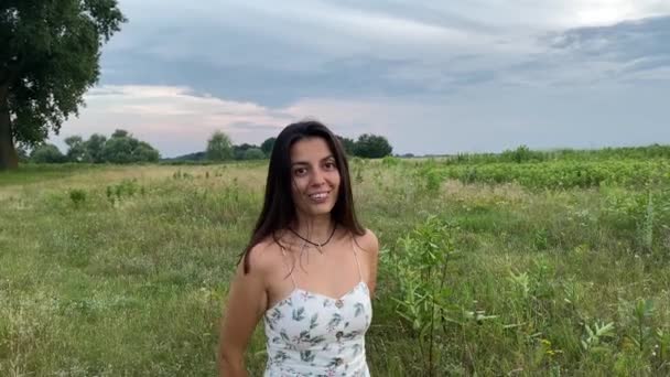 Portrait Fröhliche Multirassische Junge Erwachsene Frau Kleid Lächelt Die Kamera — Stockvideo