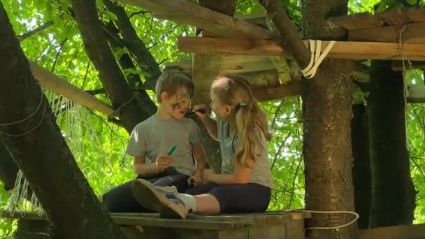 Kinder Tauchen Ein Kreatives Spiel Baumhaus Junge Mädchen Schmücken Gesichter — Stockvideo