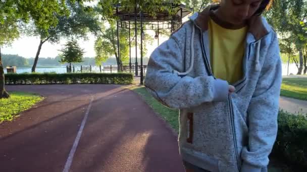 Wielorasowa Młoda Kobieta Gotowa Orzeźwiający Poranny Jogging Parku Publicznym Zaczyna — Wideo stockowe