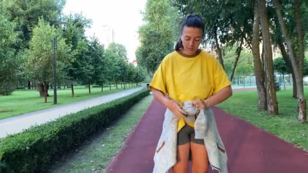 Многорасовая Молодая Женщина Готовится Утренней Пробежке Привязывает Пиджак Делая Выпады — стоковое видео