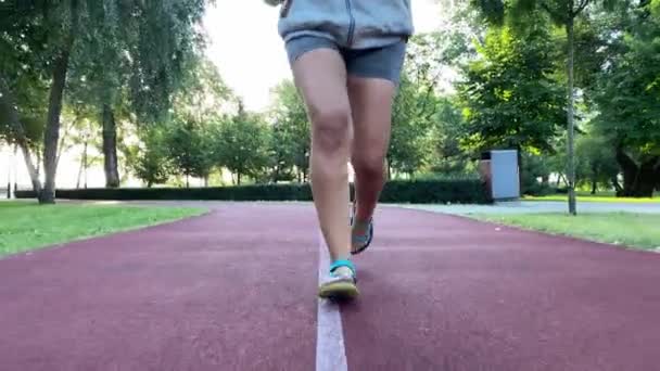 Die Junge Frau Läuft Auf Einem Joggingpfad Sportstättenkulisse Stadtbild Rhythmische — Stockvideo