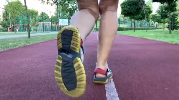 Bagian Bawah Tampilan Belakang Wanita Muda Multirasial Berjalan Sepanjang Jogging — Stok Video