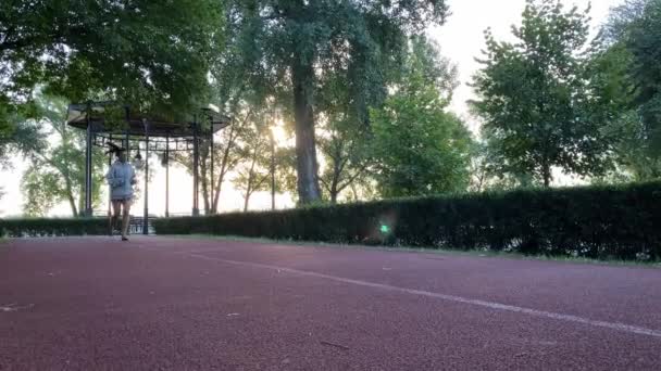 Caméra Panoramique Jeune Femme Multiraciale Fait Jogging Matinal Courant Long — Video