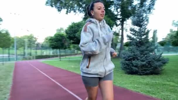 360 Graus Tiro Mulher Jovem Multirracial Envolve Corrida Manhã Correndo — Vídeo de Stock