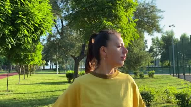 Klidná Multiraciální Mladá Žena Provádí Ranní Trénink Krajinářském Veřejném Parku — Stock video
