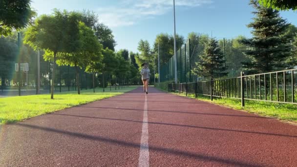 Kararlı Çok Irklı Genç Bir Kadın Sabah Koşusunu Canlandırıyor Düşük — Stok video