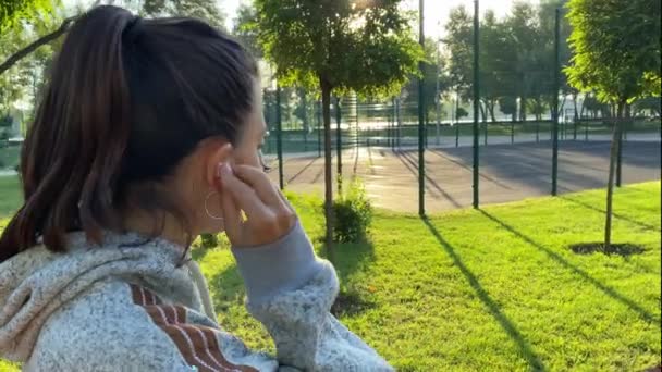 Ranní Běhání Použitím Bezdrátové Technologie Multiraciální Mladá Žena Vkládá Sluchátka — Stock video