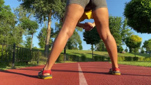 Visão Baixo Ângulo Mulher Jovem Multirracial Envolve Revitalizar Exercício Manhã — Vídeo de Stock