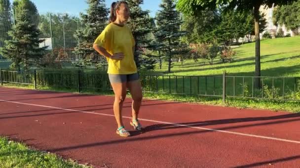 활동적인 다인종 여자는 햇빛에 아침을 활성화에 그녀는 공원에서 활기찬 운동을 — 비디오