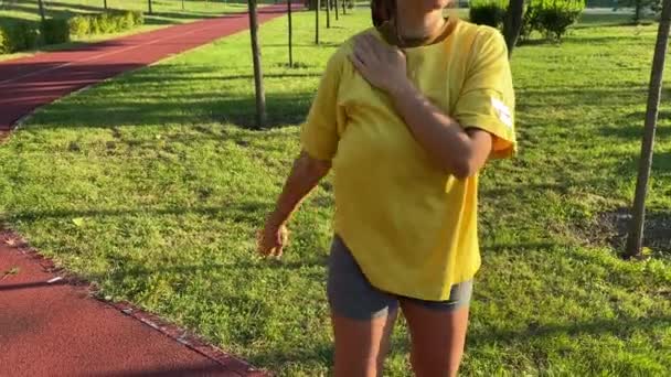 Pozitivní Multiiraciální Mladá Žena Provádí Ranní Cvičení Klidném Veřejném Parku — Stock video