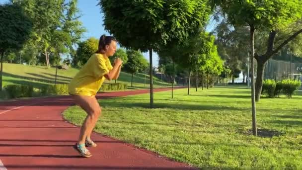 Aktive Multirassische Junge Frau Engagiert Sich Der Belebenden Morgengymnastik Goldenen — Stockvideo