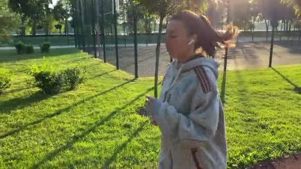 Widok Boku Wielorasowa Młoda Kobieta Jogging Szlaku Złotym Świetle Wschodzącego — Wideo stockowe