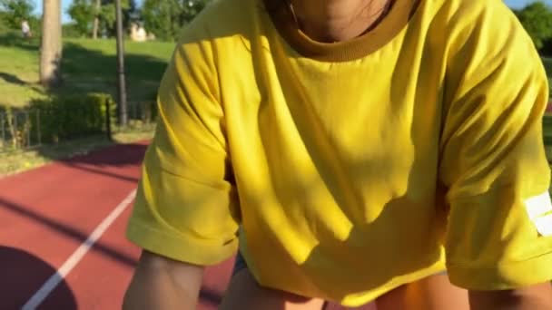 Aktywna Wielorasowa Młoda Kobieta Angażuje Się Ożywianie Porannych Ćwiczeń Złotym — Wideo stockowe