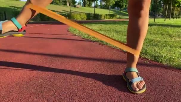 Çok Irklı Genç Bir Kadın Sabah Güneşinde Halka Açık Parkta — Stok video