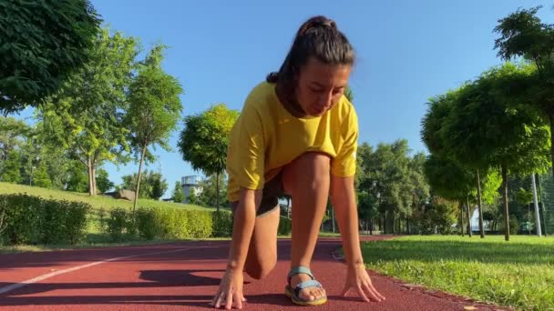 Çok Irklı Genç Bir Kadın Güne Ferahlatıcı Bir Sabah Koşusuyla — Stok video