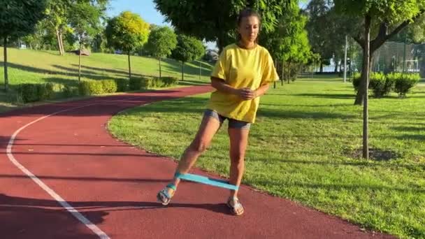 Multiracial Young Woman Engages Exercise Routine Public Park Gentle Morning — Stock Video