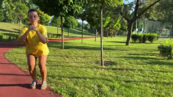 Aktiv Multiracial Ung Kvinna Engagerar Vitaliserande Morgon Träning Gyllene Solljus — Stockvideo
