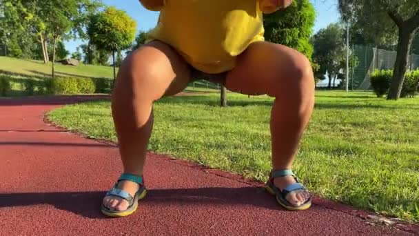 Aktywna Wielorasowa Młoda Kobieta Angażuje Się Ożywianie Porannych Ćwiczeń Złotym — Wideo stockowe