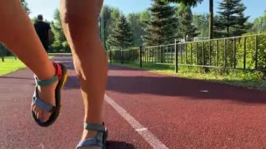 Spor ayakkabılı düşük seviyeli bayan sporcu sabahın altın güneşinde pitoresk halk parkında koşu parkında koşuyor. 360 derecelik video. Aktif yaşam tarzı konsepti. Boşluğu kopyala