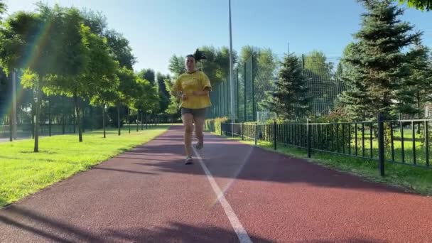 Çok Irklı Genç Bir Kadın Halka Açık Bir Parkta Koşu — Stok video