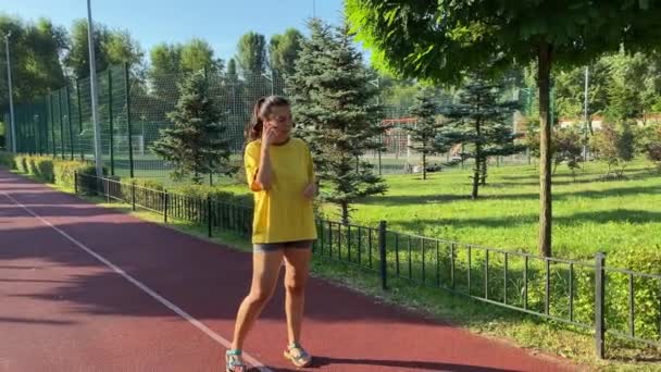 Une Jeune Femme Multiraciale Courir Sur Chemin Jogging Dans Parc — Video