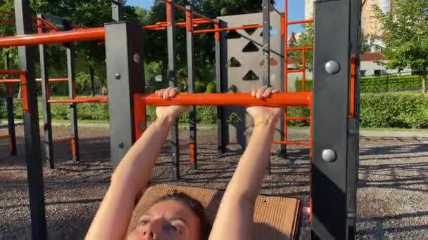 다인종 강도에 공원에서 체육관에서 연습을 그녀는 상쾌한 전반적인 피트니스에 — 비디오