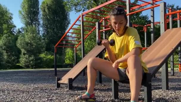 Решительная Многорасовая Молодая Женщина Занимается Целенаправленными Силовыми Упражнениями Скульптурными Мышцами — стоковое видео