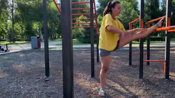 Активная Многорасовая Молодая Женщина Занимается Динамичными Утренними Упражнениями Используя Спортивное — стоковое видео