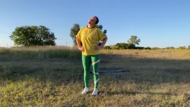 Junge Frau Pulsierender Sportbekleidung Macht Aufwärmübungen Bei Goldenem Sonnenlicht Und — Stockvideo