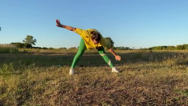 Mladá Žena Pulzujícím Sportovním Oblečení Zapojuje Zahřívacích Cvičení Zlatém Slunci — Stock video