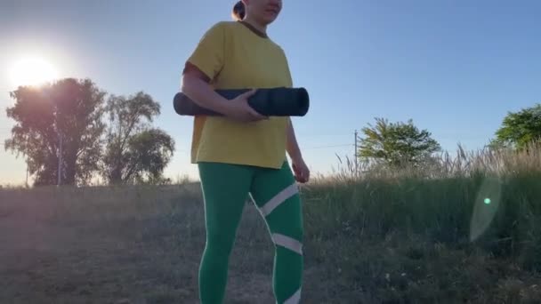 Mujer Joven Decidida Ropa Deportiva Vibrante Prepara Para Rutina Entrenamiento — Vídeos de Stock