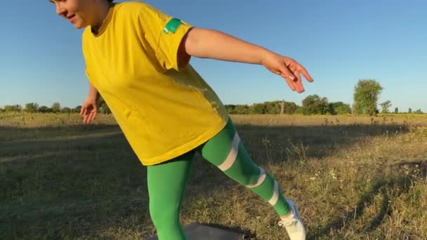 Giovane Donna Vibrante Abbigliamento Sportivo Impegna Esercizi Riscaldamento Che Estendono — Video Stock