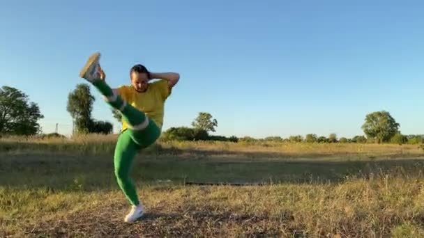 Odhodlaná Mladá Žena Pulzujícím Sportovním Oblečení Věnuje Intenzivnímu Cvičení Otevřeném — Stock video