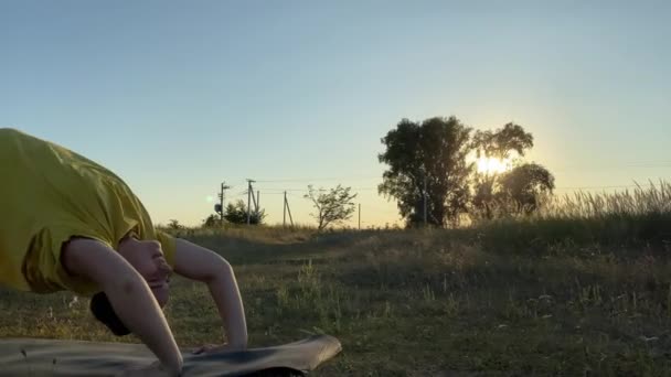 Junge Frau Pulsierender Sportbekleidung Macht Aufwärmübungen Bei Goldenem Sonnenlicht Und — Stockvideo