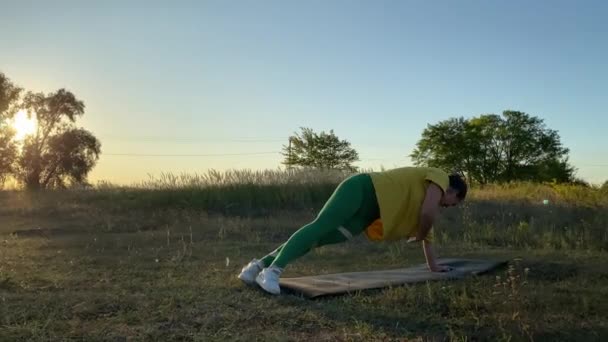 Jeune Femme Tenue Sport Vibrante Engage Dans Des Exercices Échauffement — Video