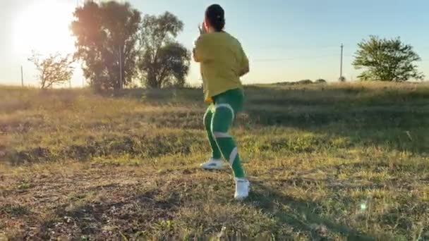 Entschlossene Junge Frau Pulsierender Sportbekleidung Führt Offenen Raum Einer Ruhigen — Stockvideo