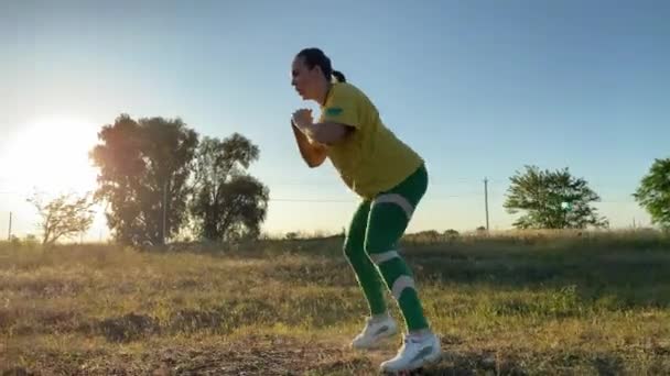 Odhodlaná Mladá Žena Pulzujícím Sportovním Oblečení Věnuje Intenzivnímu Cvičení Otevřeném — Stock video