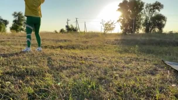 Beslutsam Ung Kvinna Levande Sportkläder Deltar Intensiv Träning Rutin Det — Stockvideo