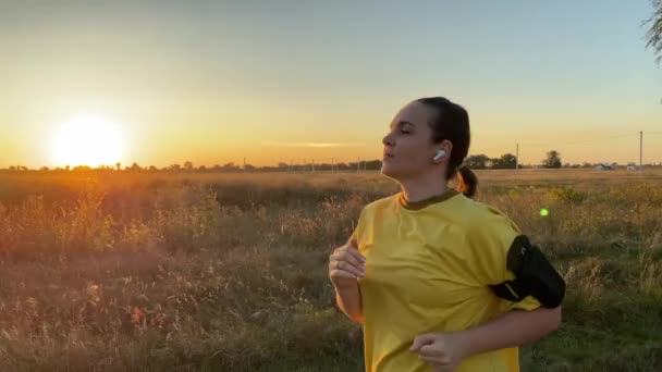 Młoda Kobieta Sportowej Odzieży Używająca Opaski Telefonicznej Lubi Wieczorny Jogging — Wideo stockowe