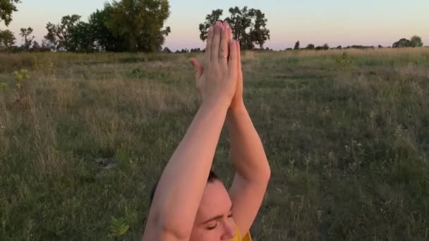 Спокійна Молода Жінка Медитує Мальовничих Сільських Лугах Освітлених Золотим Сонячним — стокове відео