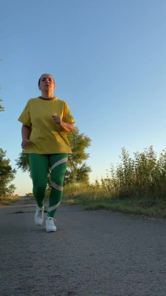 Baixo Ângulo Vista Jovem Mulher Vibrante Sportswear Jogging Longo Estrada — Vídeo de Stock
