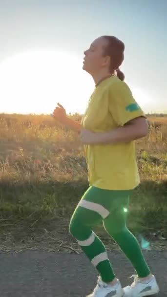 Widok Boku Młoda Kobieta Tętniącej Życiem Odzieży Sportowej Jogging Wzdłuż — Wideo stockowe