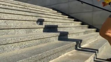 Alçak kesimden genç bir kadın sabah koşusuna çıkıyor. Sabah güneşinin altında hızla yükselen merdivenler, basamaklara düşen gölgeler. Günün enerjik başlangıcı, günlük eğitim rutini