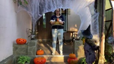 Aile, Cadılar Bayramı için evin ön verandasını hevesle süslüyor. Annem çocukken verandayı ürkütücü dekorasyonlarla donatır, kostümler giyer, kahkahaları ve dışarıdaki bağları paylaşır.